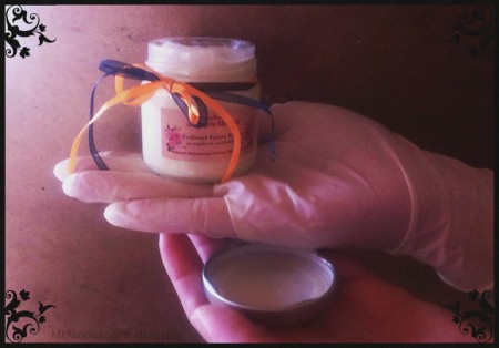 Και μια υπερκρέμα για τα σκασμένα χεράκια της Βίκυς με Δενδρολίβανο, Καρύδα, Μελισσοκέρι, Αλόη, Λεβάντα και Λιβάνι.